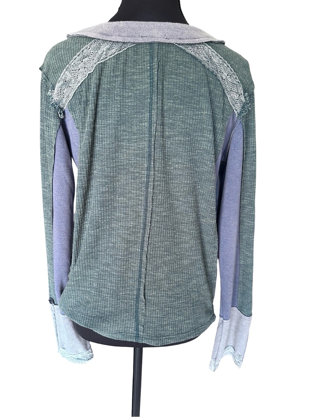 POL Color blocked Ribbed Button-Neck Top - Picture 5 of 10